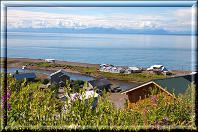 Ninilchik, im Vordergrund und das Meer sowie die Berge dahinter