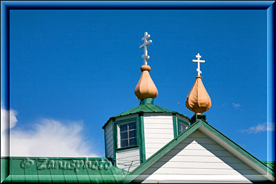 Ninilchik, Türme der Kirche im Nachmittagslicht