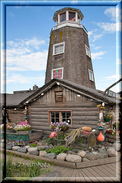 Homer Spit, Alter Leuchtturm mit Kneipe im Ortsbereich