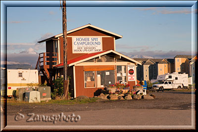 Homer Spit, Häuschen im Uferbereich der Town