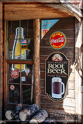 Alaska, Fensteransicht einer Root Bierbar in Chicken