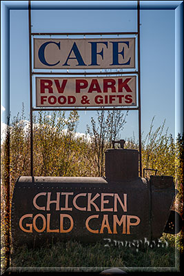 Alaska, Chicken Goldcamp mit einem Cafeschild