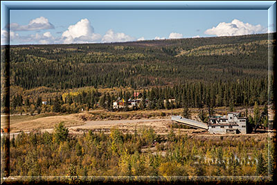 Alaska, Blick auf Goldbagger und Stors von Chicken welche im Talbereich unter uns liegen