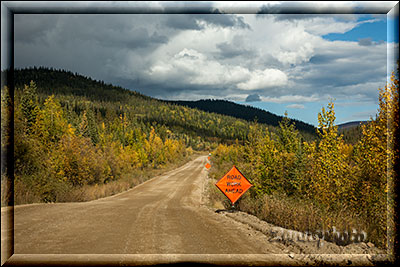 Alaska, eine Strassenbaustelle wird durch ein Strassenschild angezeigt