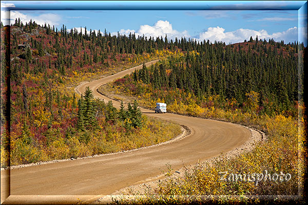 Kanada, der Top of the World Highway windet sich über steigende Kurven nach oben
