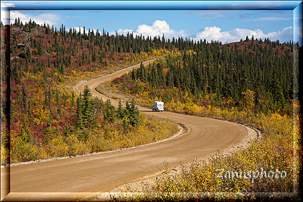 Kanada, der Top of the World Highway windet sich über steigende Kurven nach oben