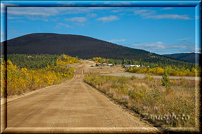 Kanada, der Top of the World Highway mit Blick auf die Grenzstation von Kanada