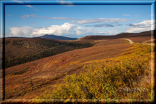 Kanada, der Highway windet sich zum Yukon River hinab