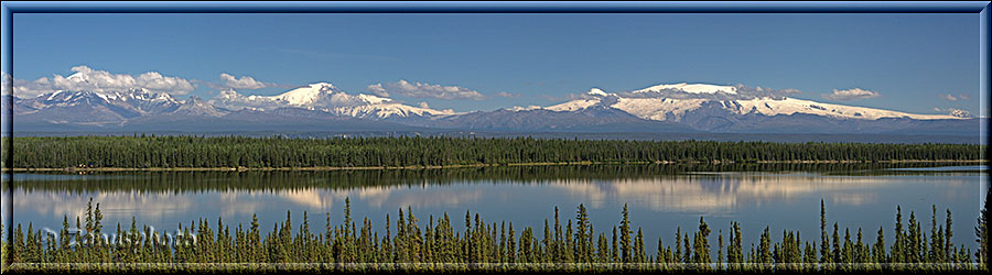 Alaska, die Wrangel Mountains spiegeln sich im Willow Lake