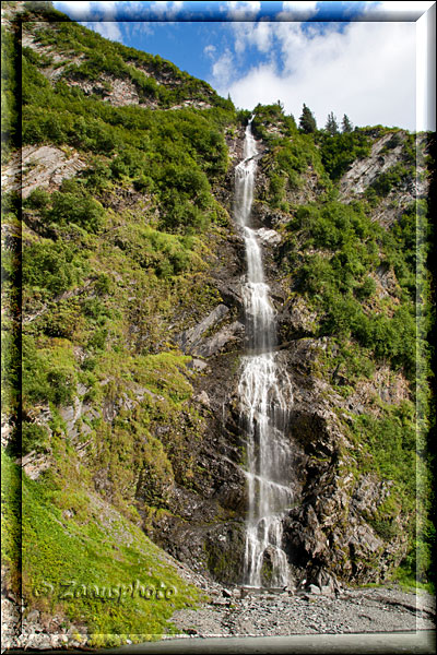 Alaska, ein Wasserfall am direkt am Highway
