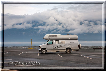 Alaska, unser VAN Camper am Inlet abgestellt mit Regenwolken an den Berghängen