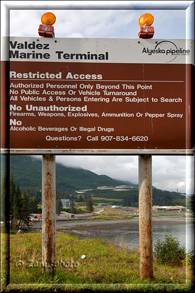 Alaska, hier sehen wir eine umfangreiche Infotafel worauf alle Verbote der Tankanlagen stehen