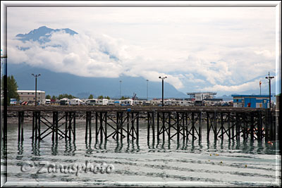 Alaska, Blick auf einen Campground mit RVs an der Pier