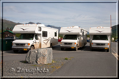 Alaska, wir sehen auch parkende Camper am Worthington Glacier Park