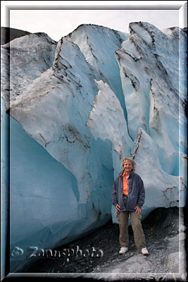 Gletscherspalten leuchten in tiefem blau