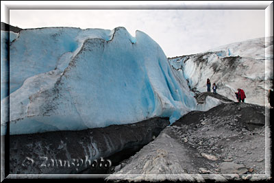 Alaska, blaue Gletscherteile lassen die Besucher nahe heran
