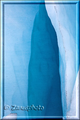 Alaska, Gletscherspalten zeigen sich in tiefem blau den Besuchern