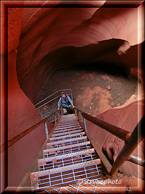 Arizona, die Treppe im Antelope Canyon führt die Gäste nach unten