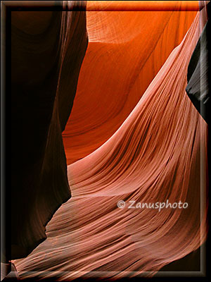 Arizona, immer wieder gibt es besondere Stellen wo sich Licht und Schatten abwechseln im Antelope Canyon