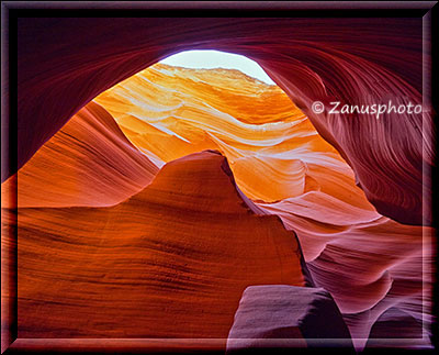 Arizona, im Antelope Canyon kann man einen kleinen Teil des Himmels sehen