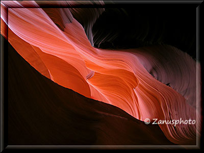 In der Bildmitte sticht das gedämpfte rot des Antelope Canyons hervor