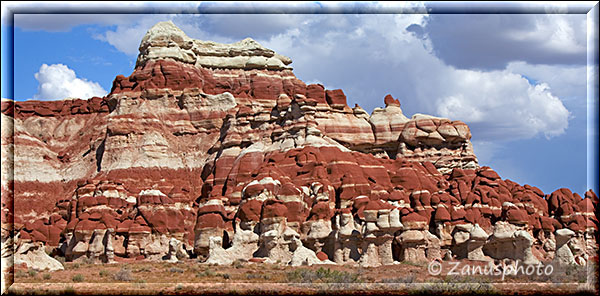 Blue Canyon, grosse rote FelswÀnde locken den Blick nach oben