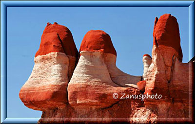 Drei Spitzen  befinden sich noch am oberen Felsrand im Blue Canyon