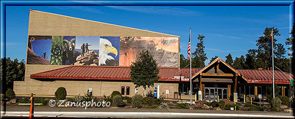 Tusayan mit Anblick auf des IMAX-Theatre und das Visitor Center