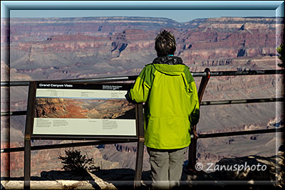 Ein Wanderer blick in den Grand Canyon hinab
