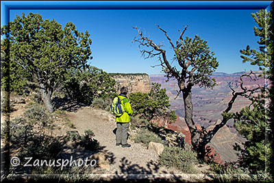 Eine Wanderin steht am Südufer des Grand Canyons