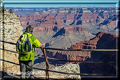 Wanderin schaut vom Grand Canyon auf den unter ihr fliessenden Colorado River