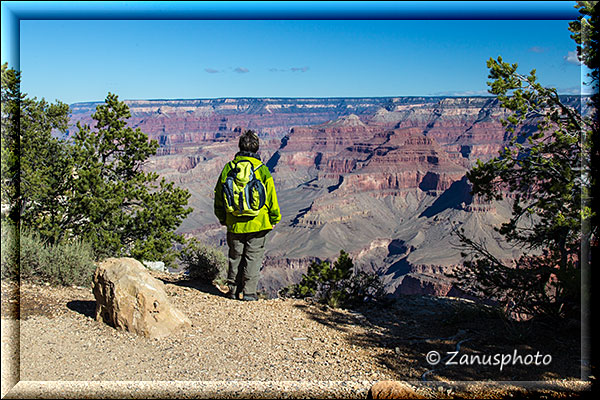 Wanderin schaut auf die Nordseite des Grand Canyon