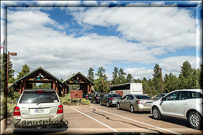 Fahrzeuge stauen sich am Eingang zum Grand Canyon Park