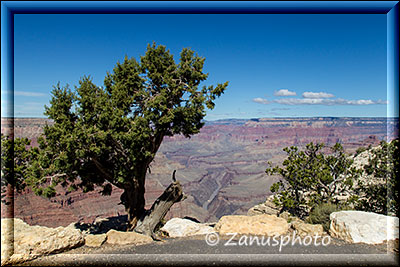 Ein weiterer Blick auf den am Grunde des Grand Canyon fliesenden Colorado River