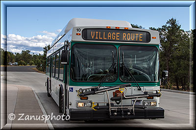 Grand Canyon, wartender Shuttle Bus an einer Haltestelle