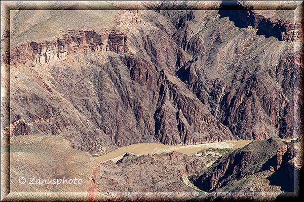 Der im Grand Canyon unter uns entlang fliesende Colorado River