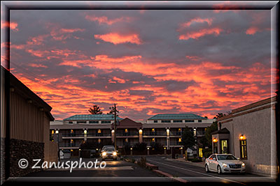 Roter Wolkenhimmel über unserem Hotel in Tusayan