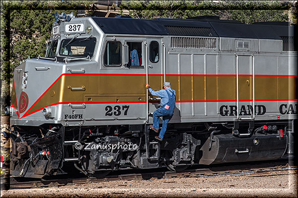 Grand Canyon, Lockführer besteigt gerade die Diesel Lok zum Start zurück nach Williams