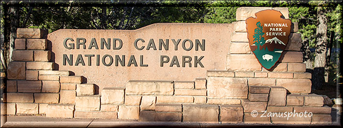 Grand Canyon Parkeingangsbereich mit Felsplatten für die Besucher