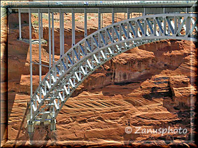 Teilansicht der Glen Canyon Bridge am Lake Powell See