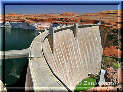 Draufsicht auf die Staumauer des Glen Canyon Dam