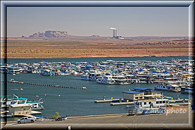 Ansicht des Lake Powell See mit geparkten Booten