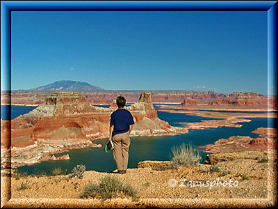 Besucherin schaut vom Alstrom Point auf den Lake Powell