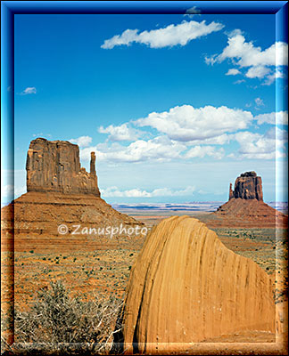 Blick in das Monument Valley mit zwei Buttes