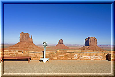 Ansicht auf die drei schönsten Buttes im Monument Valley