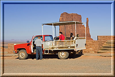 Besuchertransport Car. Damit geht es zu den gebuchten Zielpunkten im Monument Valley