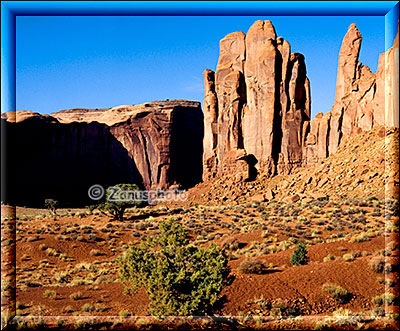 Zahlreiche Felstürme begleiten uns auf der Rundtour durch das Monument Valley