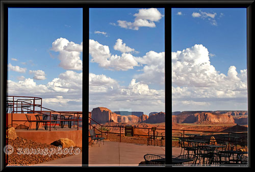 Blick durch das Fenster nach aussen auf das Monument Valley
