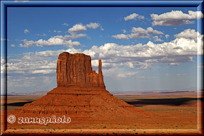 West Mitten Butte, wie man sie beim einfahren auf der Valley Road sieht