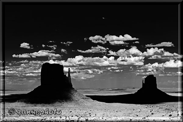 Schwarz-weiss Ansicht auf die ersten beiden Buttes im Monument Valley